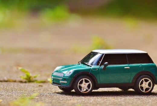 Figurine d'une voiture verte